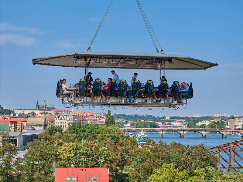 Luxusní menu v oblacích nad Prahou