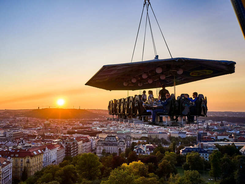Večeře s koktejlovým párováním 50 metrů nad Prahou