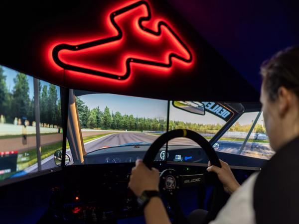 Závody aut na simulátorech v Brně, až 4 řidiči