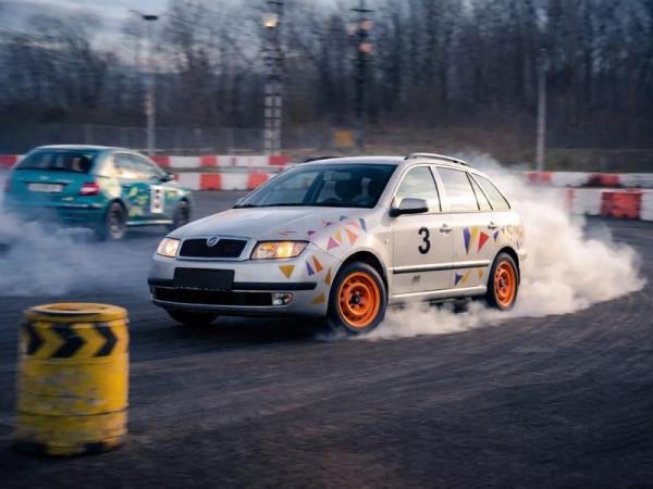 Driftování bokem na závodním polygonu v Ostravě