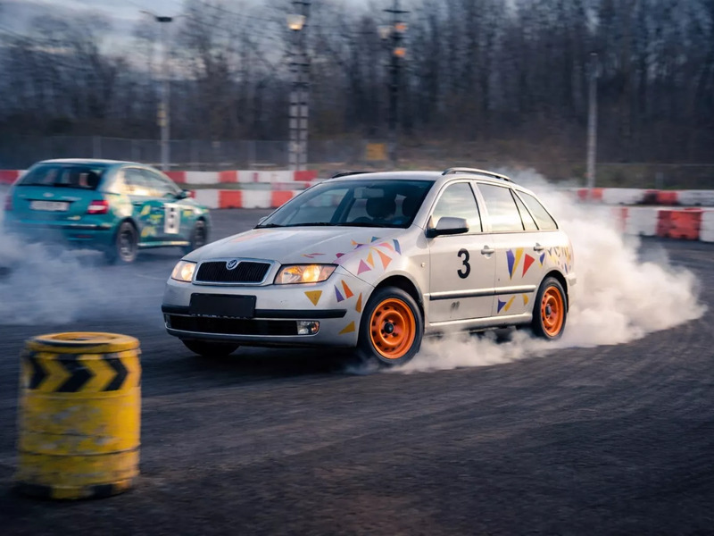 Driftování bokem na závodním polygonu v Ostravě