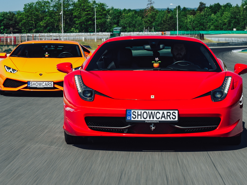 Zážitek - Souboj titánů: Ferrari 458 Italia vs Lamborghini Huracán LP 610-4 Co dělat v Praze? Vyrazte za zážitky