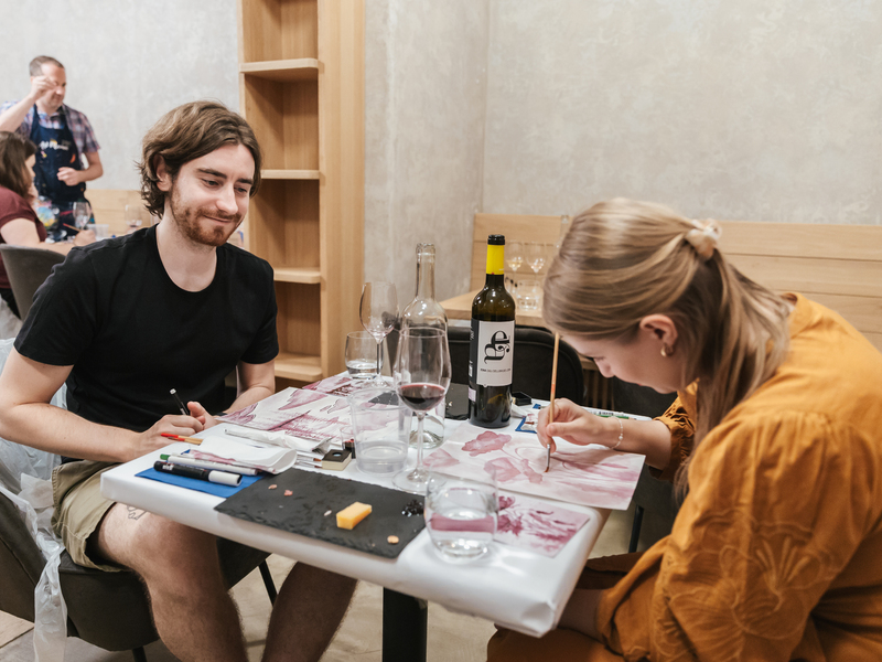 Zážitek - Zážitkové malování vínem + degustace se sommeliérem Co dělat v Praze? Vyrazte za zážitky