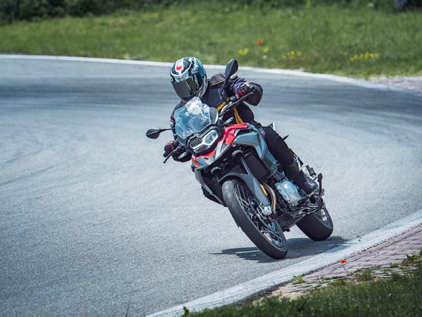 Testovacím jezdcem motocyklů BMW na okruhu