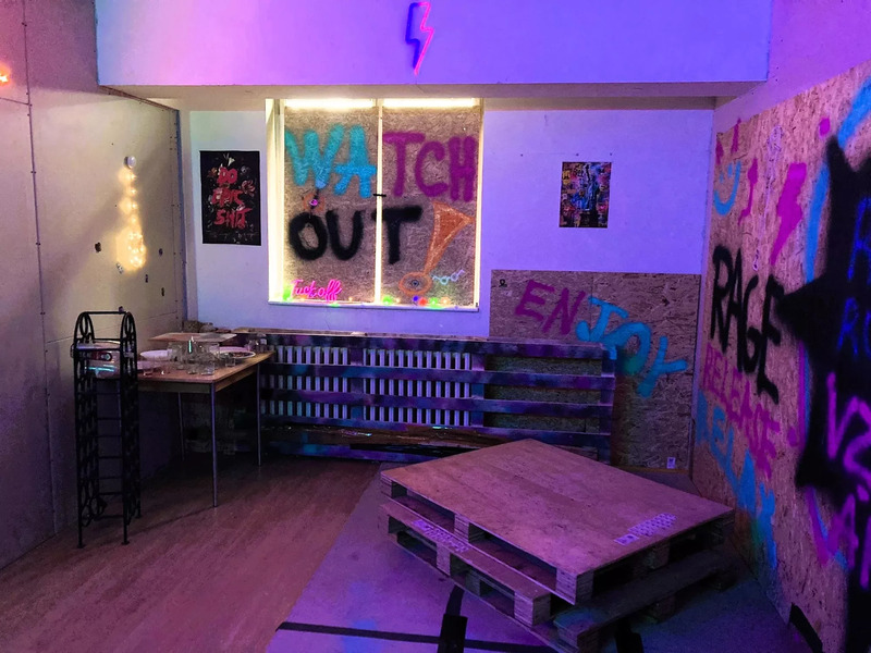 Zážitek - Destrukční terapie v rage roomu v Praze Co dělat v Praze? Vyrazte za zážitky