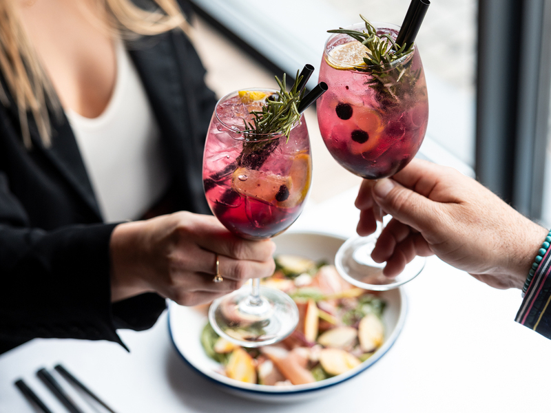Zážitek - Romantické aperitivo s koktejlem v restauraci Zlatý Kohout Co dělat v Libereckém kraji? Vyrazte za zážitky