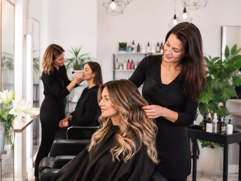 Zážitek - Luxusní vlasová proměna s balayage, střihem a profesionálním líčením Co dělat v Praze? Vyrazte za zážitky