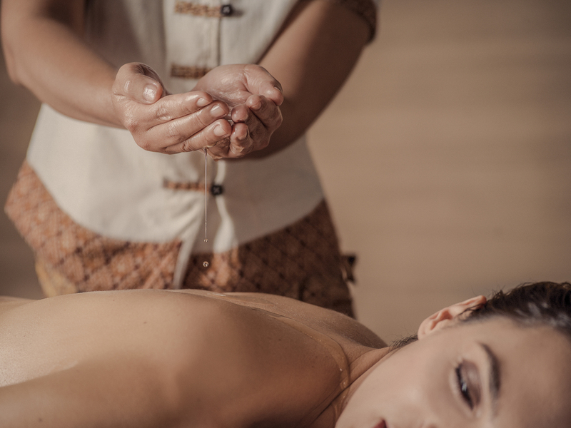 Zážitek - Medová detoxikační masáž Co dělat v Praze? Vyrazte za zážitky