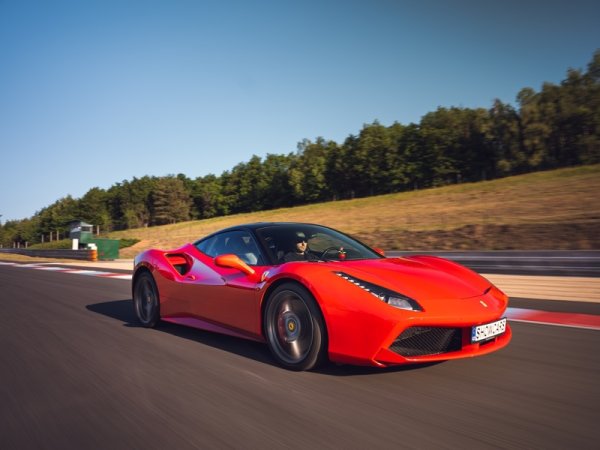 Zažijte Ferrari 458 Italia na uzavřeném polygonu Autodromu Most