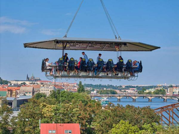 Luxusní obědové menu v oblacích nad Prahou