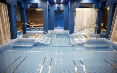 Györ: Golden Ball Club **** s neomezeným wellness se 120 m² vodní plochy