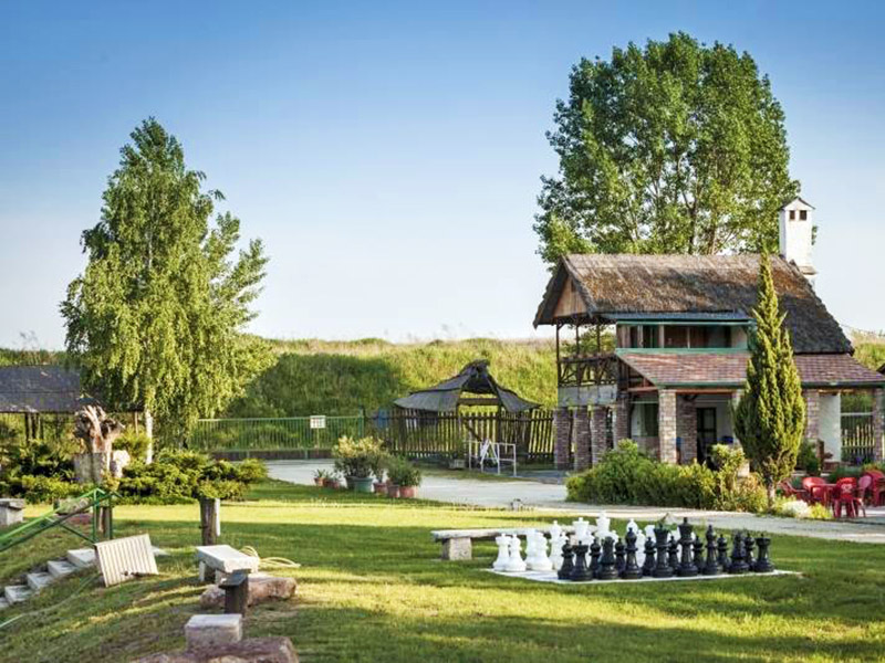 Za jedinečností: Győr ve stylovém dřevěném bungalovu + celodenní vstupenka do termálů či na pláž, půjčení kol a další aktivity