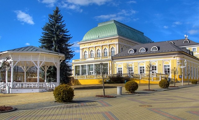 Relax v KurHotelu Brussel **** ve Františkových Lázních s polopenzí, bazénem, saunou a lázeňskými procedurami