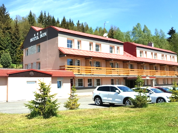 Relaxační wellness pobyt pro dva v hotelu Bon***. Privátní wellness, vířivka, sauna, bowling.