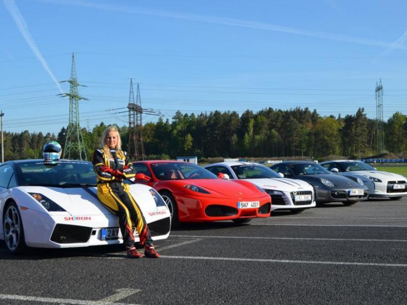 Závodní den se supersporty