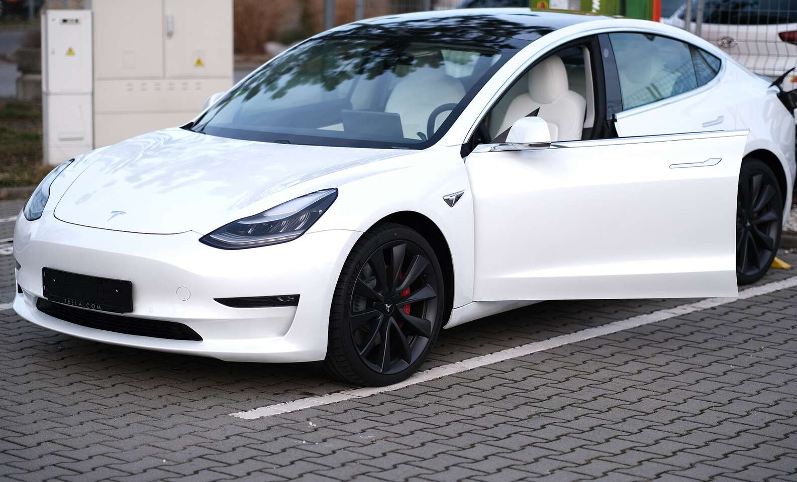 Až 45 minut jízdy v elektromobilu Tesla model 3 na místě řidiče či spolujezdce