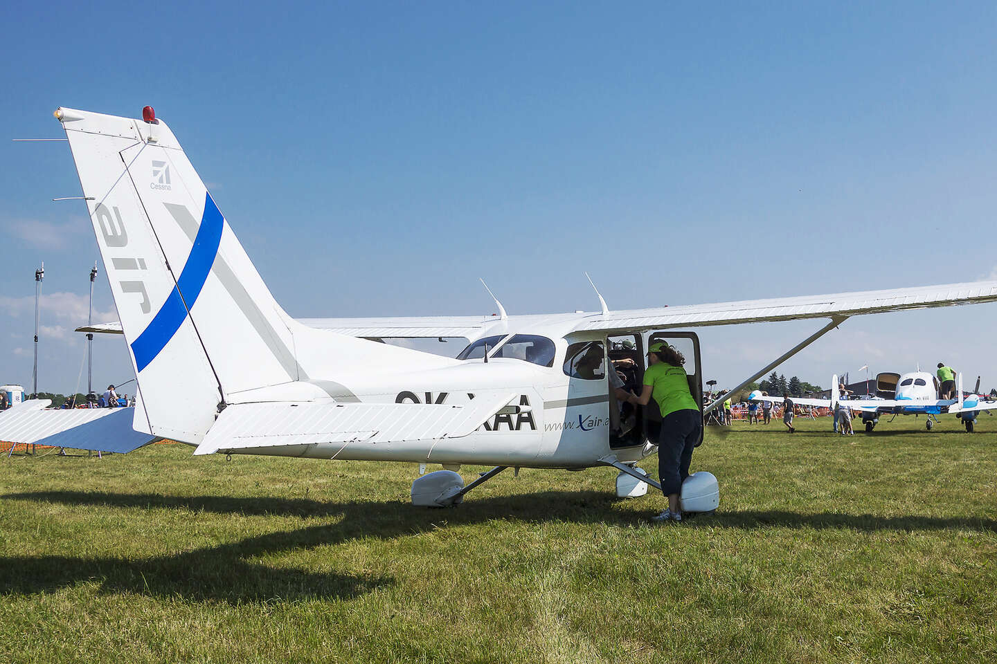 Zážitkový vyhlídkový let v moderním letounu Cessna 152 nebo Cessna 172 z letiště v Hradci Králové s výběrem vlastní letové trasy