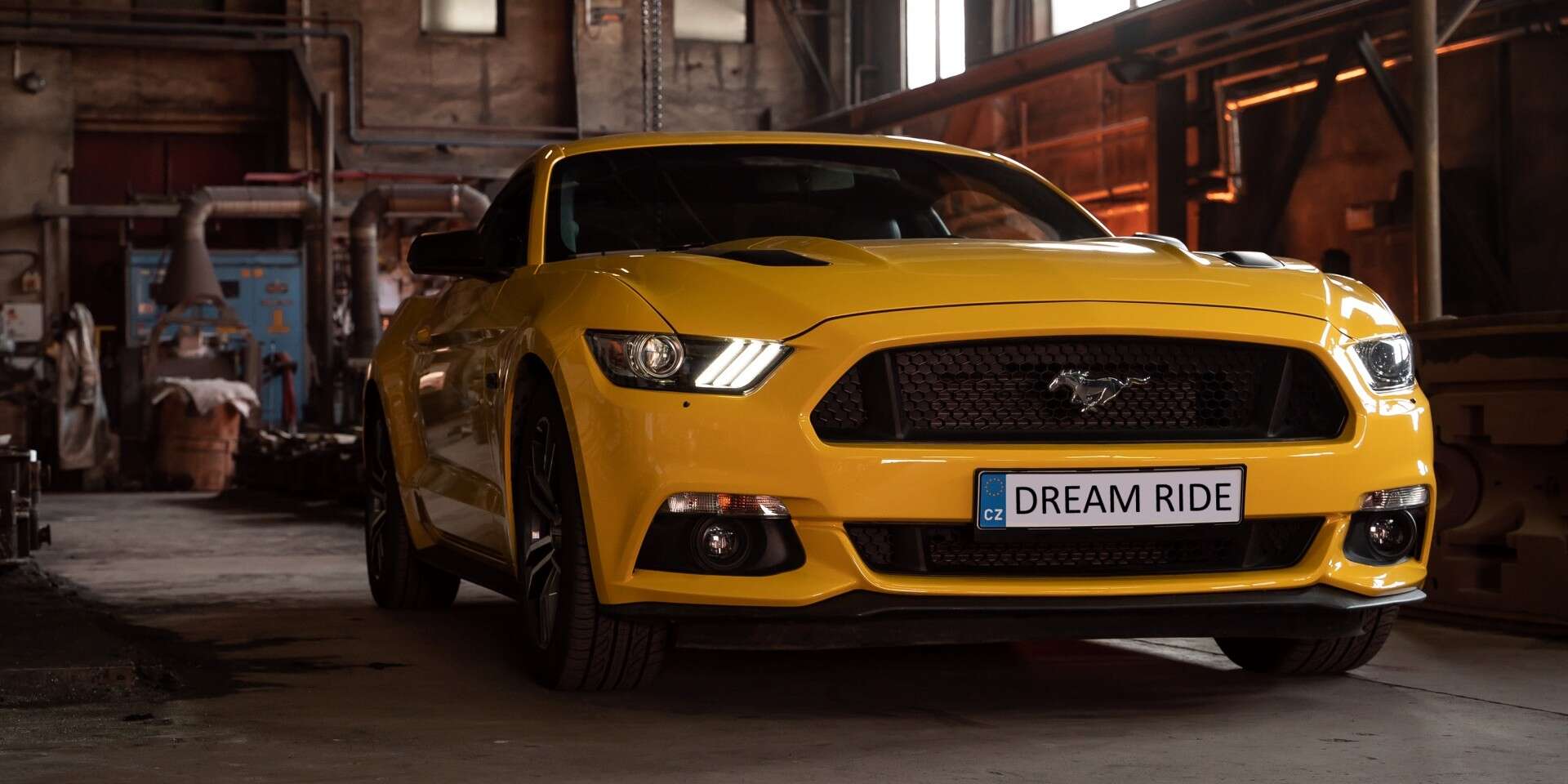 Zážitková jízda včetně paliva v nadupaném sportovním voze Ford Mustang GT jako řidič nebo spolujezdec