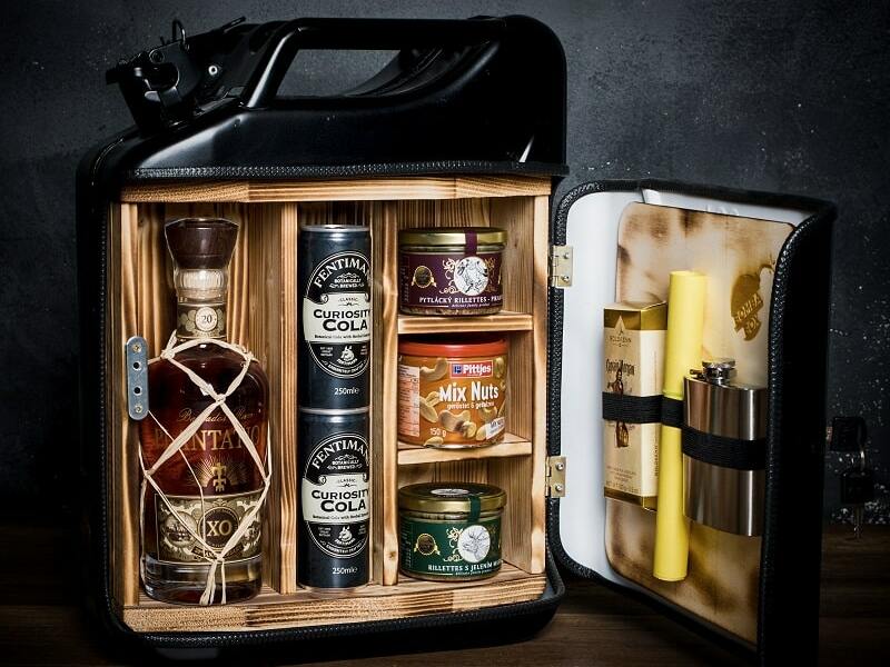 Dárková bedna s páčidlem pro muže Captain Morgan Black a piva maxi Celá ČR